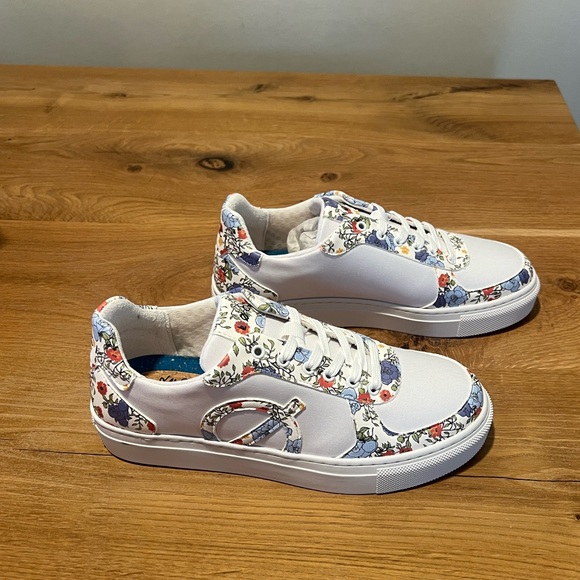 NEW Loci Seven White Blue Floral Low Top Fashion Sneakers EU 37 US 6.5 Reg. $195 - Picture 3 of 12